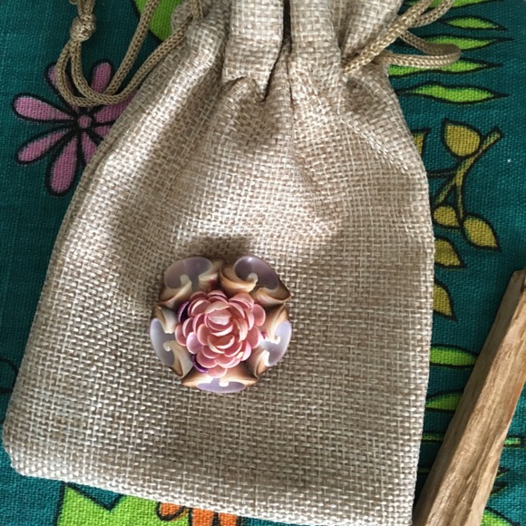 Vintage Seashells Pin Delicate Beauty Shell Brooch - Picture 7 of 10